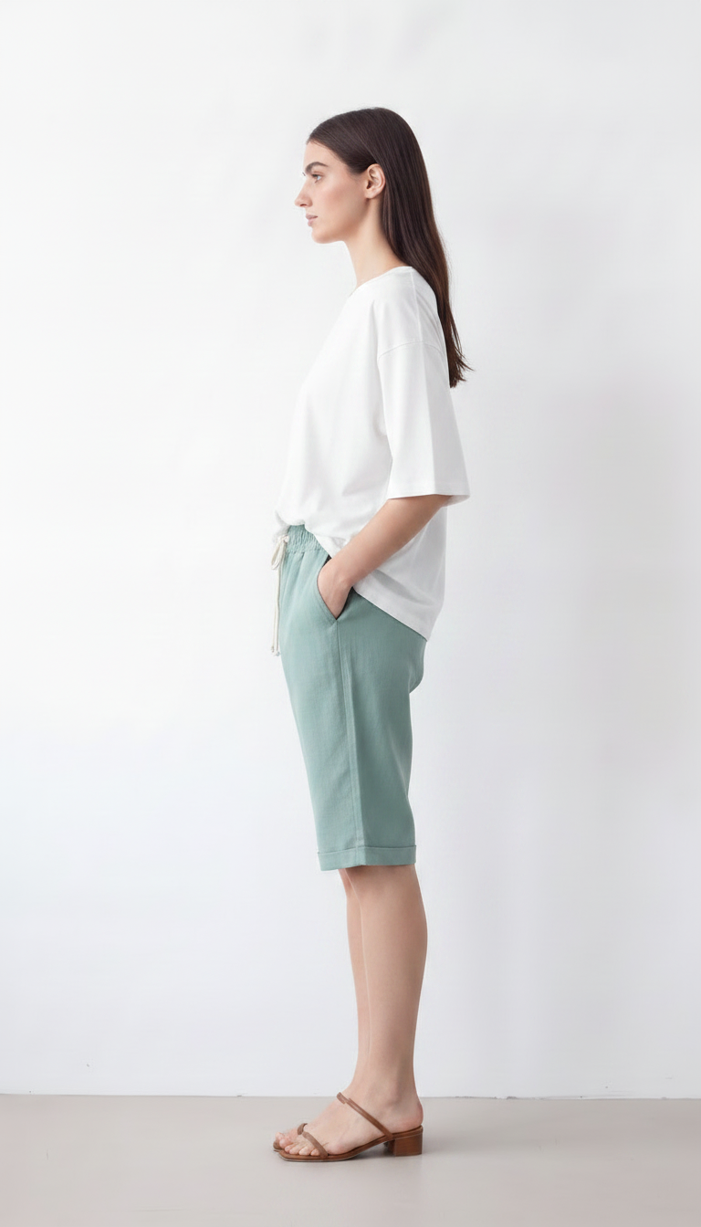 Women's relaxed cotton shorts with pockets